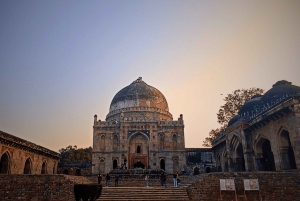 Delhi: Hazrat Nizamuddin Basti Guided Bike Tour with Picnic