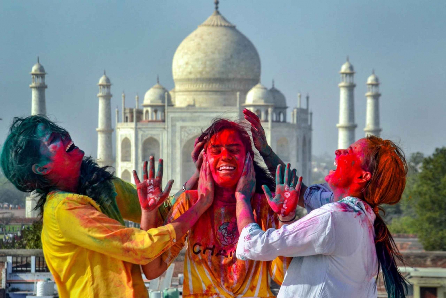 Njut av Holi-festivalen med färger, musik och dans