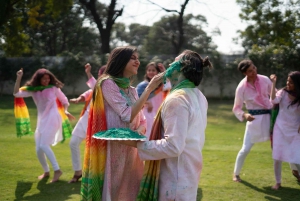 色、音楽、ダンスでホーリー祭のお祝いを楽しむ