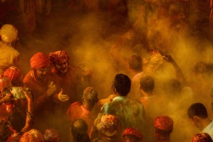Njut av Holi-festivalen med färger, musik och dans