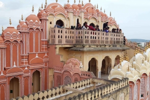 Delhistä: Päiväretki Jaipuriin hotellin noutoineen