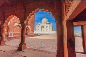 Delhistä: Auringonnousu Taj Mahal & Agra päiväretki yksityisautolla