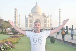 From Delhi: Sunset Taj Mahal & Agra Tour by Car