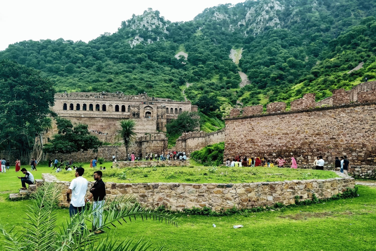 Från Jaipur: Dagsutflykt till Chand Baori och Bhangarh Fort