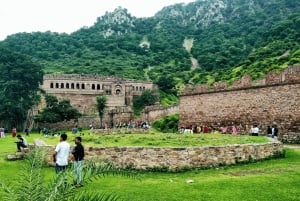 Från Jaipur: Dagsutflykt till Chand Baori och Bhangarh Fort