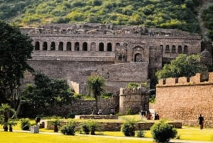 Från Jaipur: Dagsutflykt till Chand Baori och Bhangarh Fort