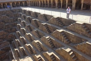 Från Jaipur: Dagsutflykt till Chand Baori och Bhangarh Fort