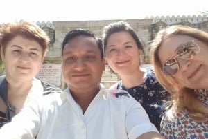 ジャイプールから：プライベートアジメールとプシュカルガイド付きツアー