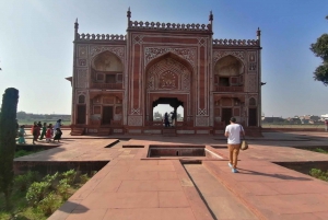 From Jaipur: Taj Sunrise Tour with Fatehpur Sikri & Abhaneri