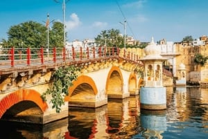 Udaipur: Guided Walking Tour of Ghats with Boat Ride