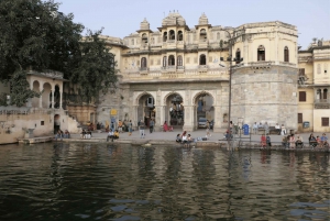 Udaipur: Wycieczka piesza z przewodnikiem po Ghats z rejsem łodzią