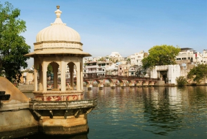 Udaipur: Wycieczka piesza z przewodnikiem po Ghats z rejsem łodzią