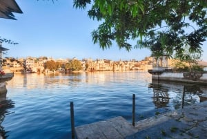 Udaipur: Guided Walking Tour of Ghats with Boat Ride