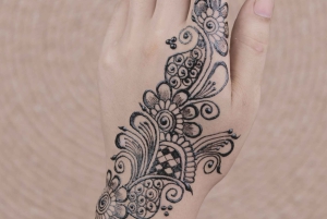 Henna na dłoniach w Jaipur