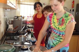 Holi paikallisen perheen kanssa Jaipurissa & ruoanlaittoluokat talossa