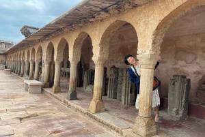 Jaipur: Abhaneri Step Wells & hjemsøgt Bhangarh dagstur