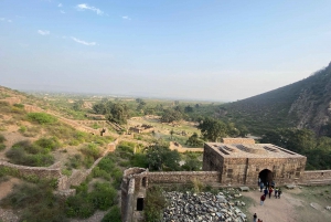 Jaipur: Excursión de un día a los Pozos Escalonados de Abhaneri y al Embrujado Bhangarh