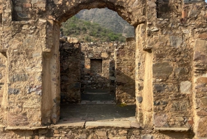 Jaipur: Abhaneri Step Wells & Spookachtige Bhangarh Dagtocht