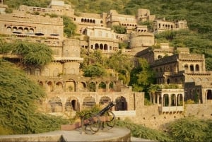 Jaipur: Chand Baori & Bhangarh Fort Tour - Alles Inklusive