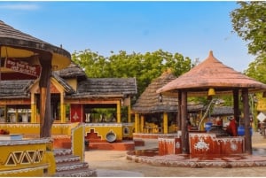 Jaipur: Chokhi Dhani landsbytur med middag i en veteranbil