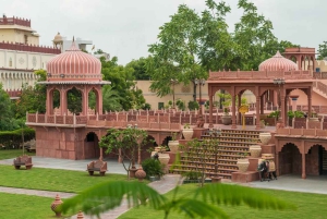 Jaipur: Chokhi Dhani med privat transport og middag