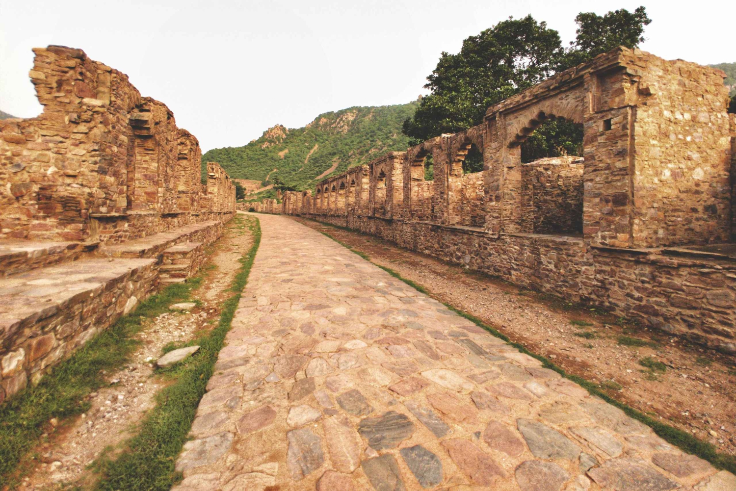 Jaipur: Dagtrip Spookachtig Bhangarh Fort en Abhaneri Stepwell