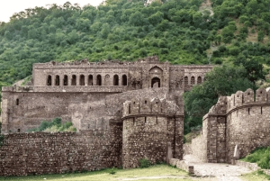Jaipur: Dagtrip Spookachtig Bhangarh Fort en Abhaneri Stepwell