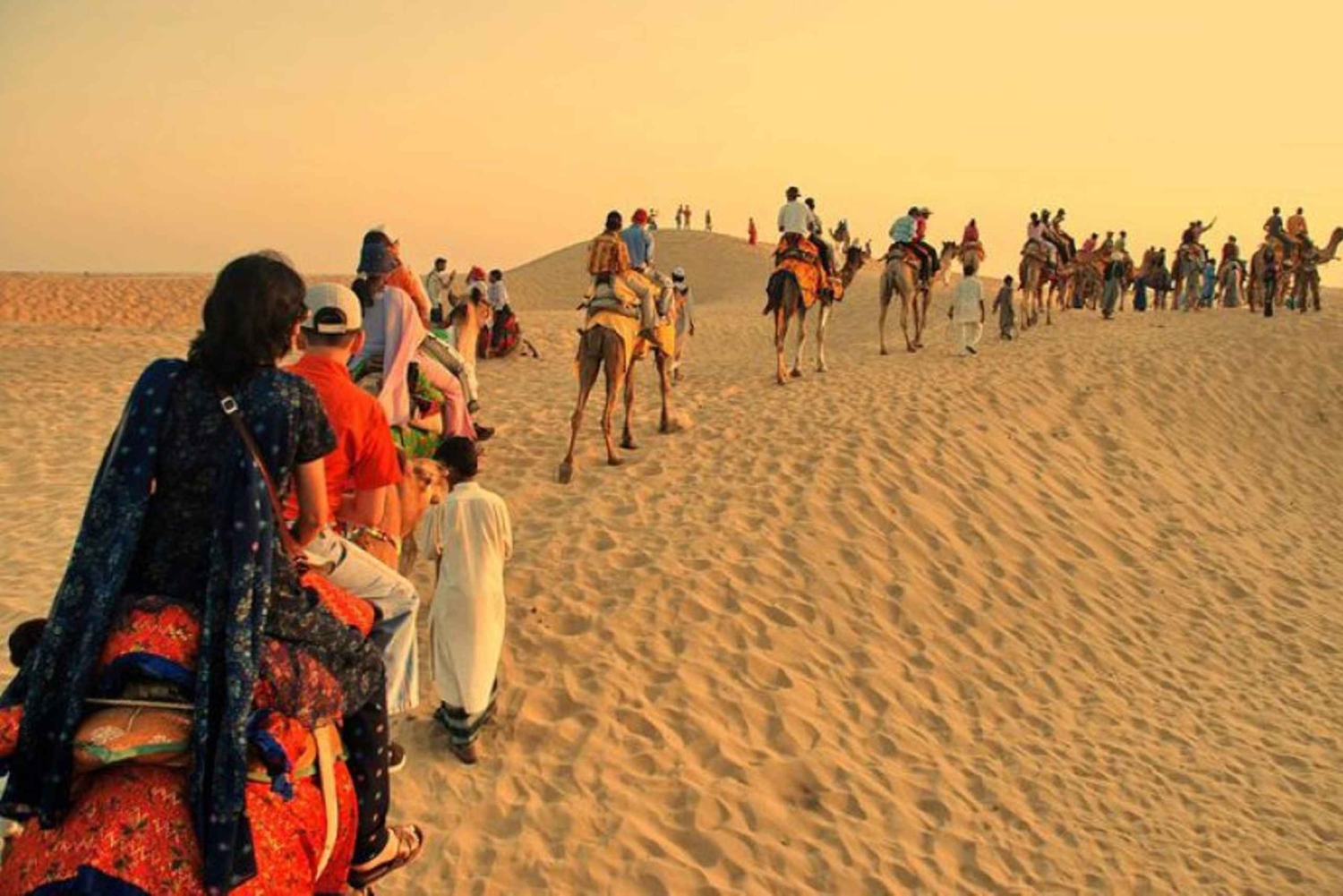 Jaisalmer: Safari in jeep, giro in cammello, cena a buffet e danza folcloristica