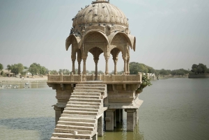 Jaisalmer: wycieczka nad jezioro o zachodzie słońca z łodzią i świątynią Aarti