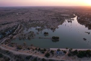 Jaisalmer: wycieczka nad jezioro o zachodzie słońca z łodzią i świątynią Aarti