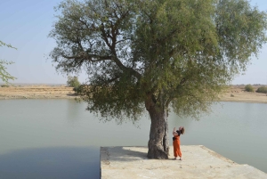 Jaisalmer: wycieczka nad jezioro o zachodzie słońca z łodzią i świątynią Aarti