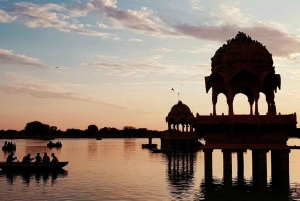Jaisalmer: wycieczka nad jezioro o zachodzie słońca z łodzią i świątynią Aarti