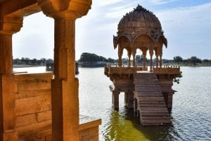 Jaisalmer: wycieczka nad jezioro o zachodzie słońca z łodzią i świątynią Aarti