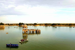 Jaisalmer: wycieczka nad jezioro o zachodzie słońca z łodzią i świątynią Aarti