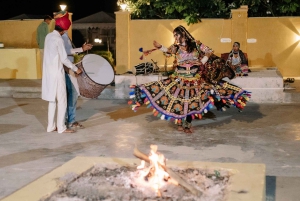 Giro in cammello e in jeep, serata musicale nel campo di lusso del deserto
