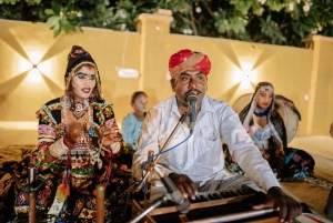 Giro in cammello e in jeep, serata musicale nel campo di lusso del deserto