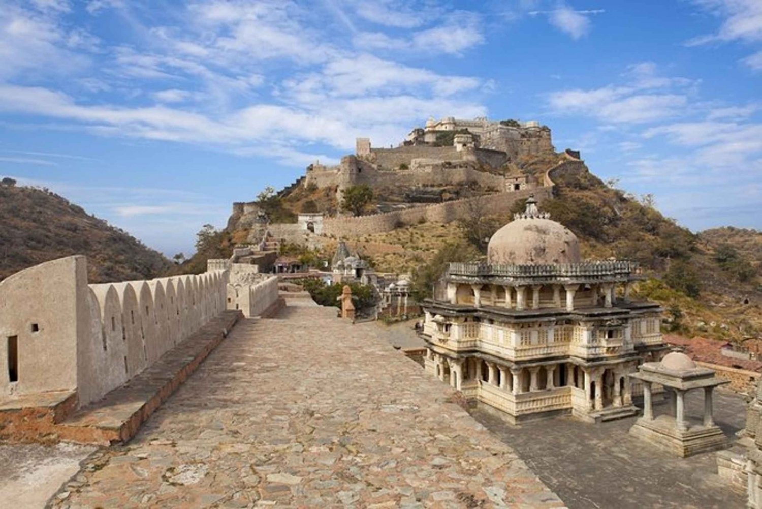 Kumbhalgarhin linnoitus ja Jain-temppeli Jodhpurista Udaipuriin