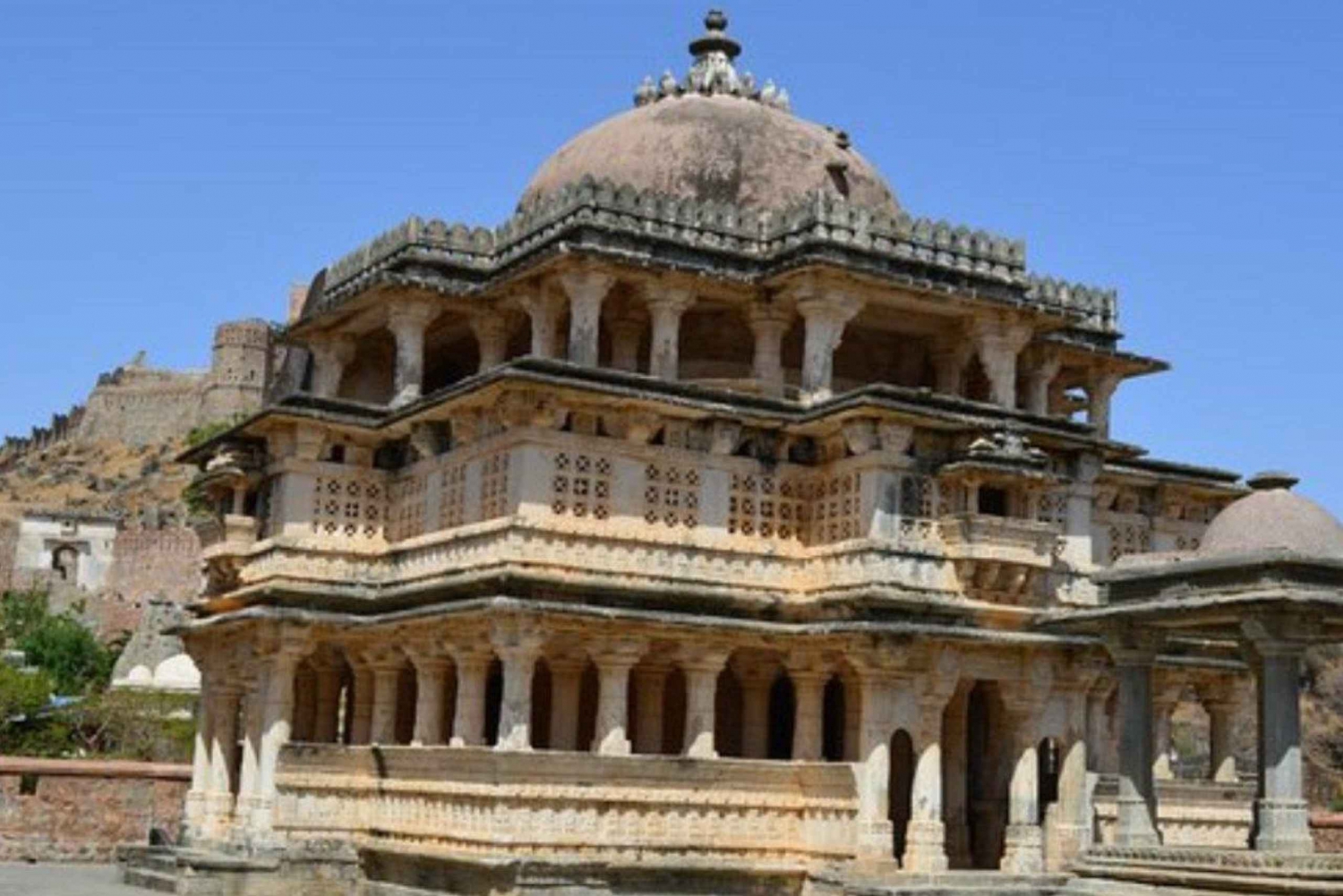 Visita al Fuerte de Kumbhalgarh y al Templo Jainista de Ranakpur desde Udaipur