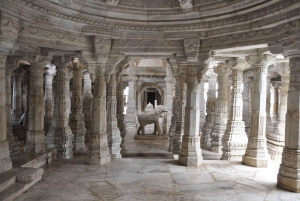 Kumbhalgarh Fort i Ranakpur Jain Temple Tour z Udaipur