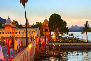 Lake Pichola: Evening Boat ride with Private Transfers