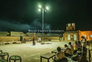 Роскошный кемпинг в центре пустыни Тар.