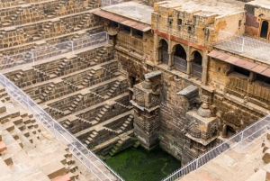 La mística Abhaneri-Bhangarh: visita guiada de un día completo desde Jaipur