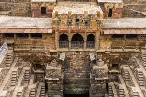 Mystiske Abhaneri-Bhangarh: Heldagstur med guide fra Jaipur