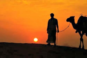 Nomadisk, ikke-turistisk kamel- og ørkensafari med overnatting