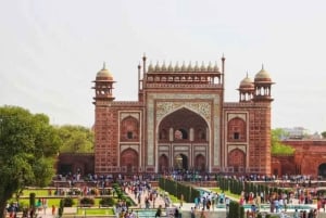 Private Taj Mahal Sunrise Guided Tour from New Delhi by Car