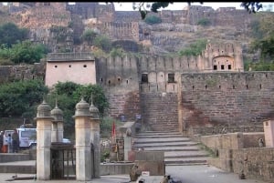 Ranthambore: Jeep Heritage Tour with Fort & Temple Visit