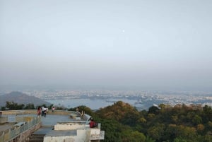 Удайпур: Однодневная экскурсия в муссонный дворец Саджангарх с билетами