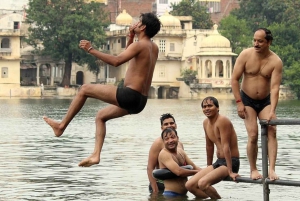 Stories of Udaipur: Ghats, Temples & Heritage Walk