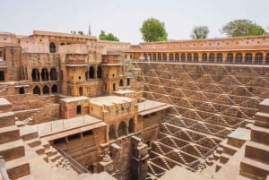 Transfer von Agra nach Jaipur über Fatehpur Sikri und Stepwell