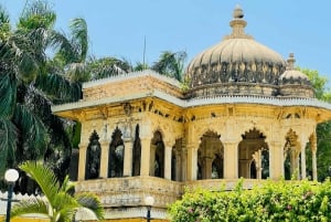 Udaipur: 2-Day Guided City Tour with Boat Ride & Show